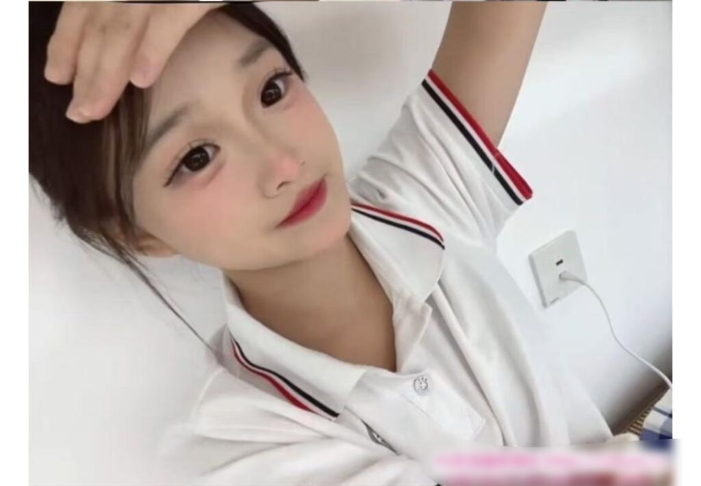 年轻三点粉可爱型女孩泡泡-牛牛资源库